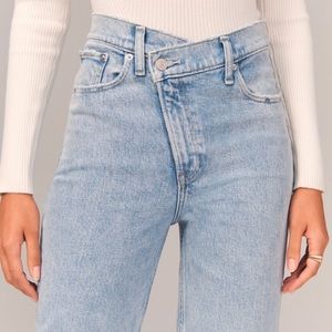 Abercrombie & Fitch 90’s style ultra high rise straight jeans sz 27R Light Wash
